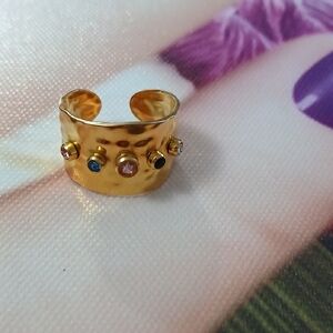 Elegant Gold-Tone Gemstone Ring